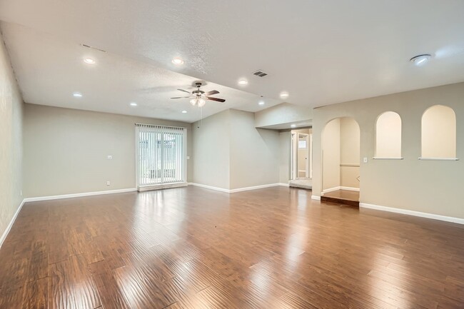 Photo - 1724 Midcrest Dr