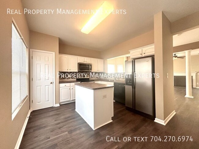 Photo - 10076 Treeside Ln