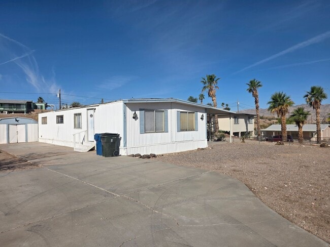 Building Photo - LAND, LAND AND MORE LAND! 2 bed/2 bath Manufactured home in Bullhead City on Huge double lot!