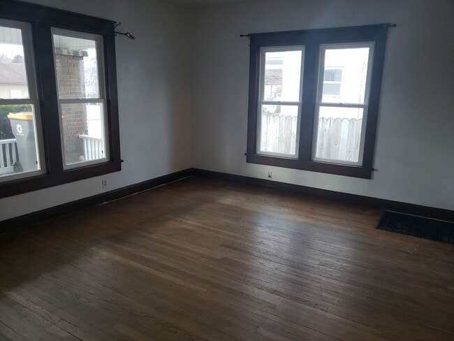 Photo - 4 bed/2 bath rental south of campus!