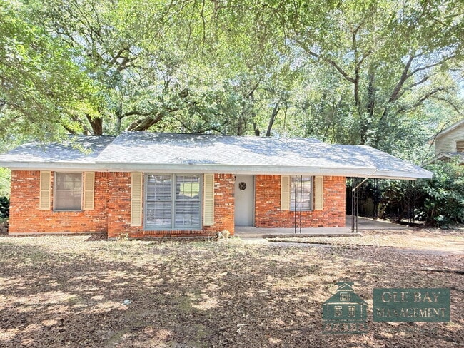 Building Photo - Welcome home to this charming 3-bedroom, 1.5-bathroom brick home featuring a spacious living and ...