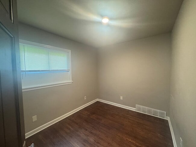 Photo - 4845 University Pl