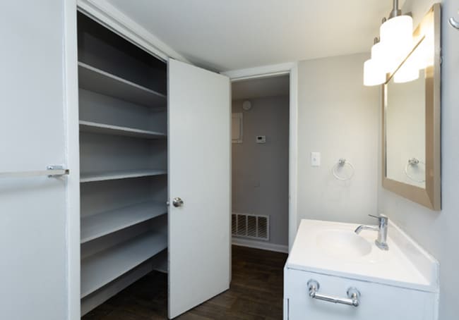 Building Photo - 180 S Pine Lake Dr Unit 7B