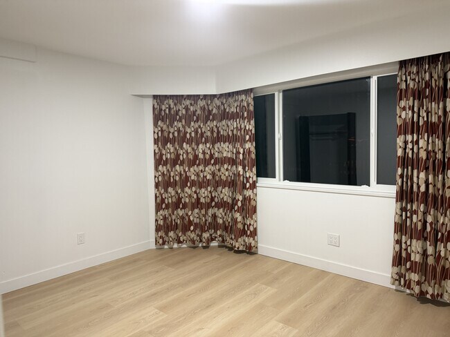 Photo - 2215 E 51st Ave