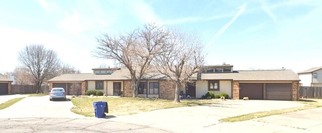 2 Bedroom, 2 Bathroom with a Prime Location! - 2 Bedroom, 2 Bathroom with a Prime Location! House