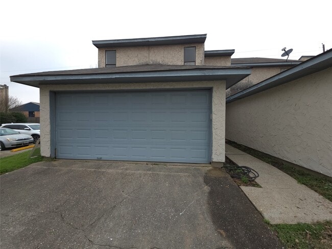 Building Photo - 7126 Deer Creek Ct