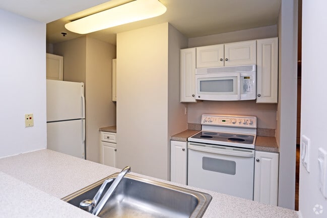 Kitchen - Rittenhouse Row Apartments