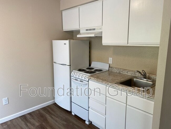 Building Photo - 400 10th Ave