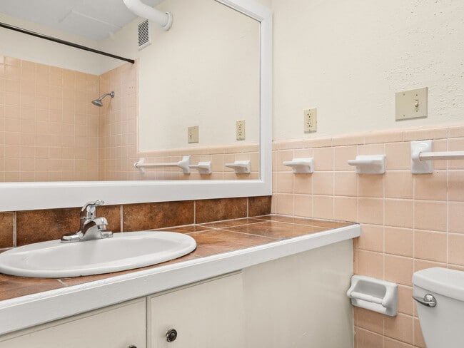 Photo - 710 Iris St Unidad 104