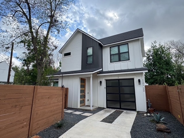 Building Photo - 1101 1/2 Fiesta St