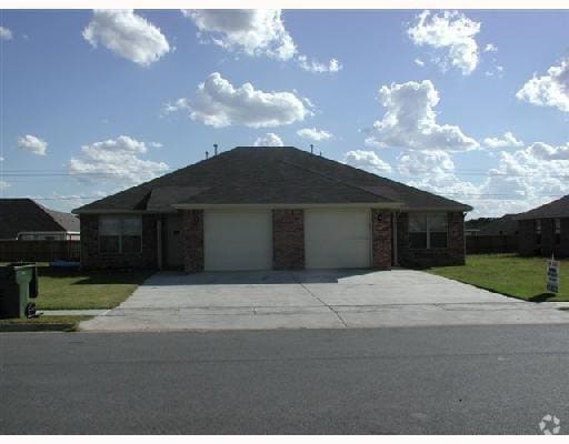 Building Photo - 211 E Marietta Ct Rental