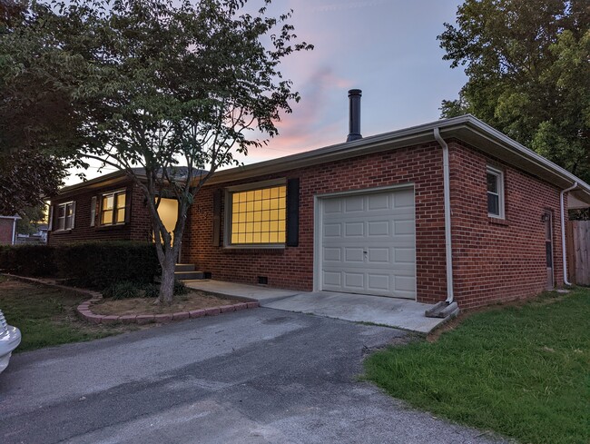 Front. Huge Drive and Garage space to park - 302 Mitchell Ave House