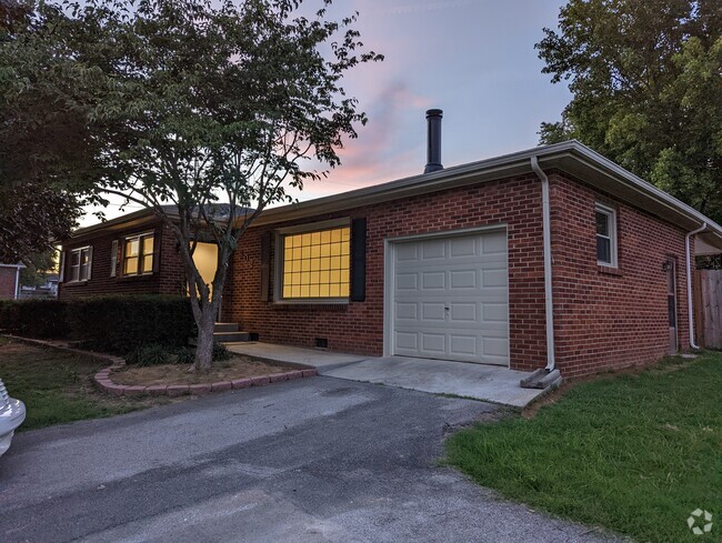 Front. Huge Drive and Garage space to park - 302 Mitchell Ave Rental