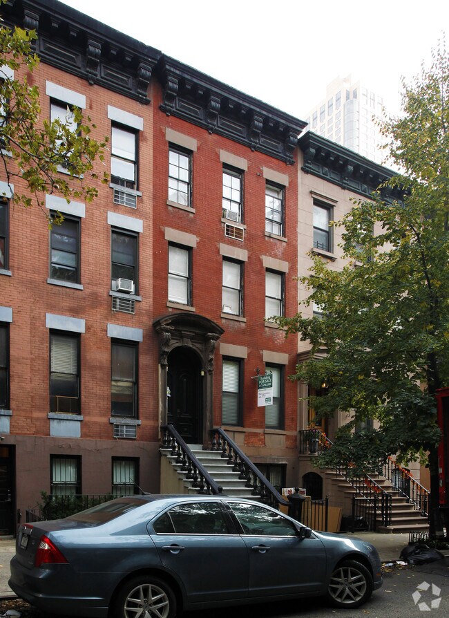 Primary Photo - Manor 82