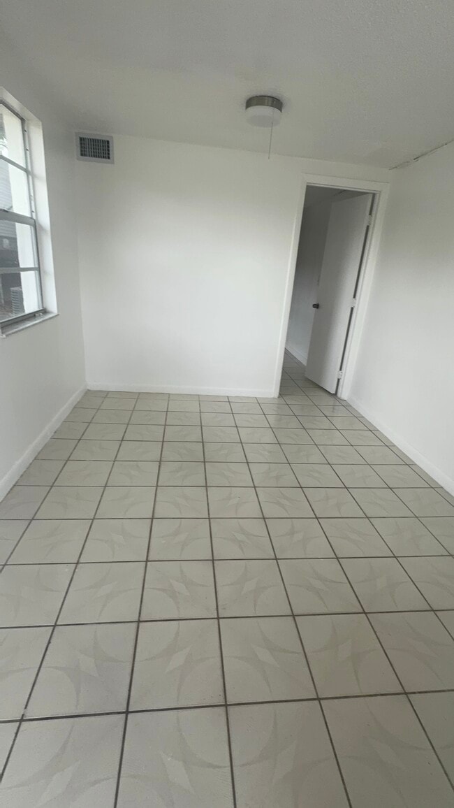 Building Photo - 29 Edmund Rd Unit 2 Rental