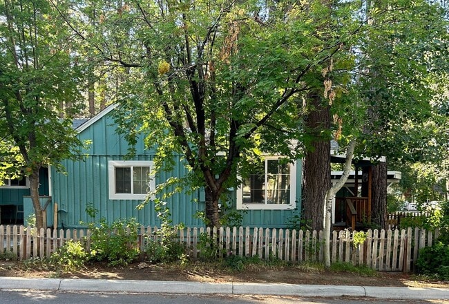 Building Photo - Cozy  3Bd duplex with utilities included! Available now! Call me today!