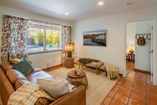 Photo - 2 Bedroom / 1 Bath Unit Available!