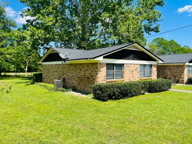 Photo - Spacious Duplex just north of I10 and Monroe