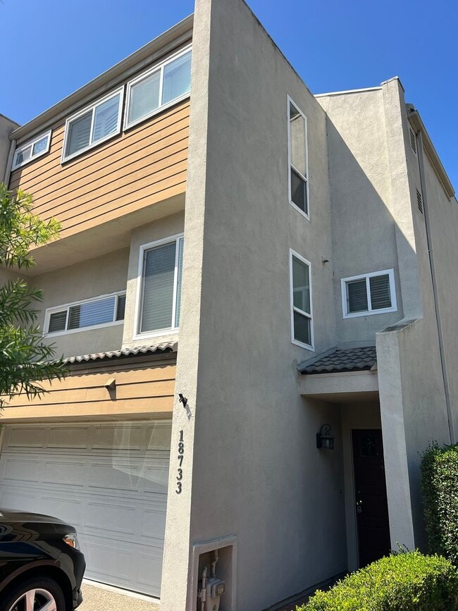 Building Photo - Tri-Level 2bed 2.5 bath Huntington  Beach ... Rental