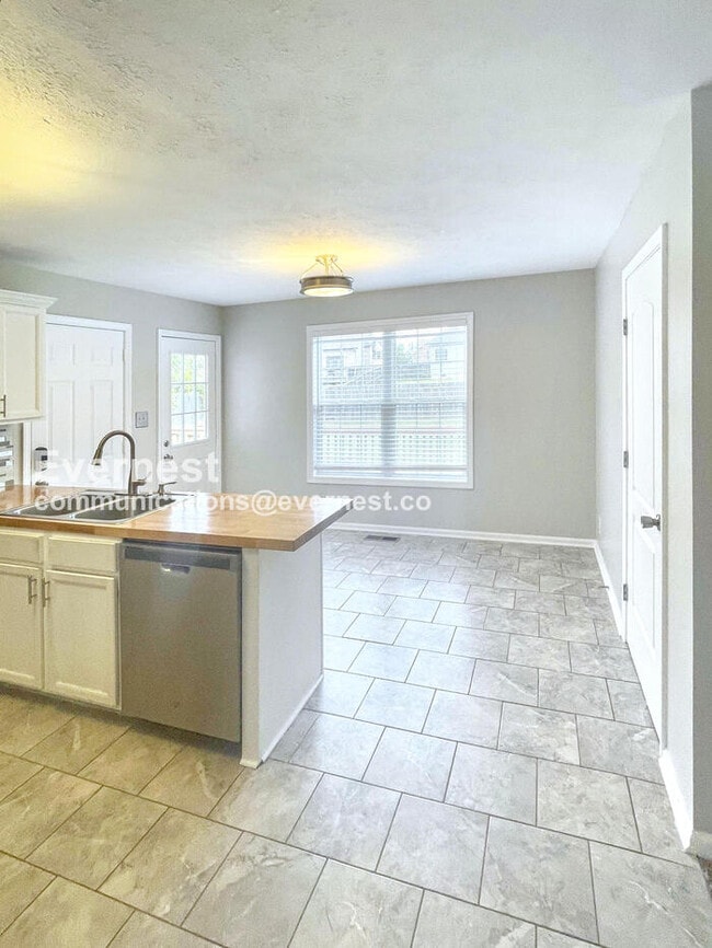 Photo - 1533 Apache Way