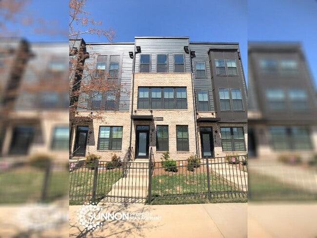 Building Photo - Beautiful 4 Story Townhome in South Charlotte!