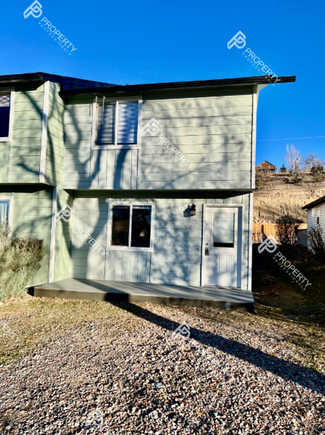 Building Photo - Em Ave Duplex Unit 1352 Em Ave