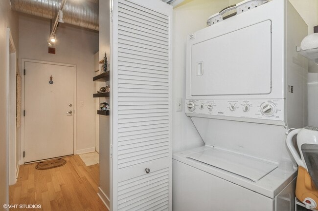 Building Photo - 836 W 15th Pl Unit #833-306 Rental
