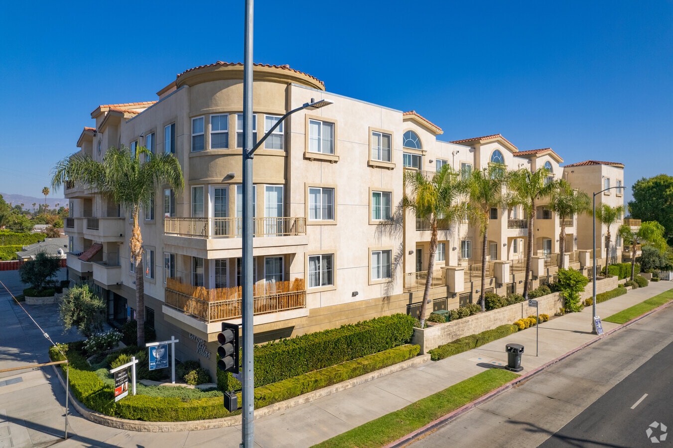 6800 Corbin Ave - Corbin Villas Apartamentos