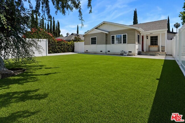 Photo - 13842 Hamlin St