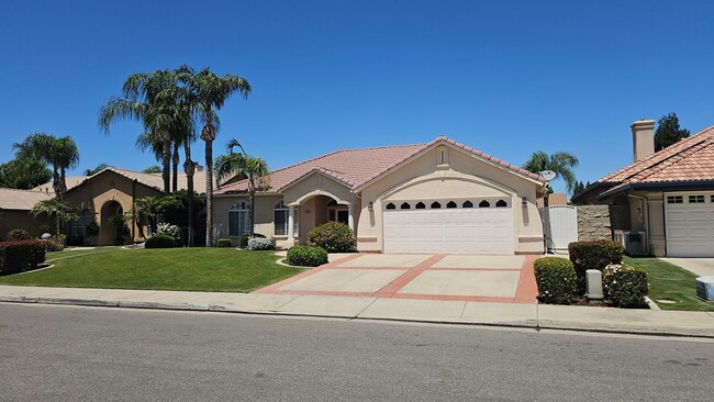 Photo - Beautiful Waterfront Home in Northwest Bakersfield