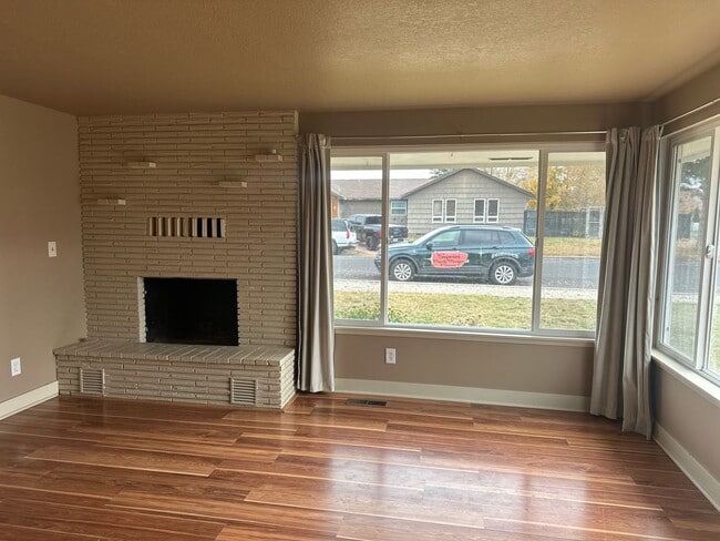 Photo - Vintage Character, Modern Finishes! Spacio...