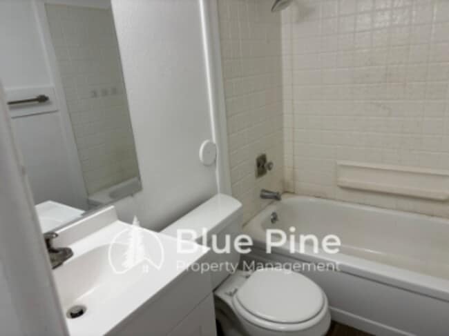 Photo - 411 Gladstone St Unit 1