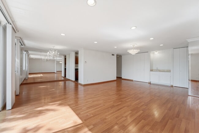 Building Photo - 100 S Doheny Dr Unit 213