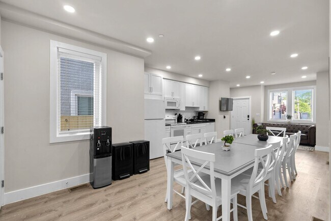 Building Photo - 713 16th St NE Unit 1