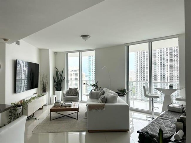 Photo - 300 S Biscayne Blvd