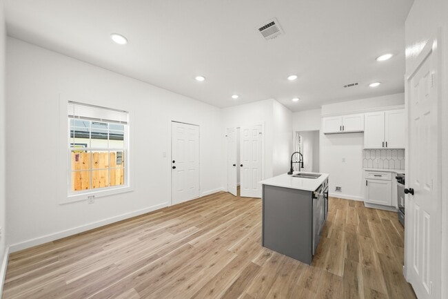 Building Photo - 1512 W Blum St Rental