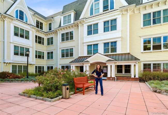 Building Photo - 225 Stanley Ave Unit 405