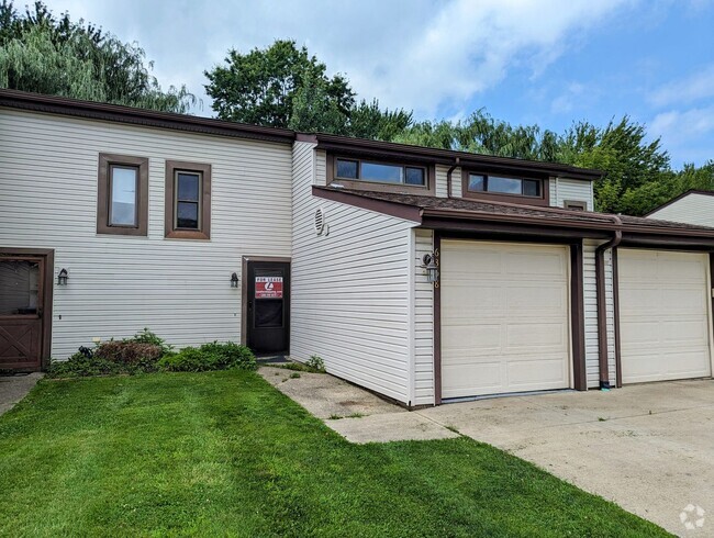 Building Photo - Spacious North Ridgeville Townhome with Up...