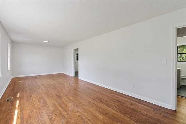 Photo - Newly renovated 3bed 1beath for rent!