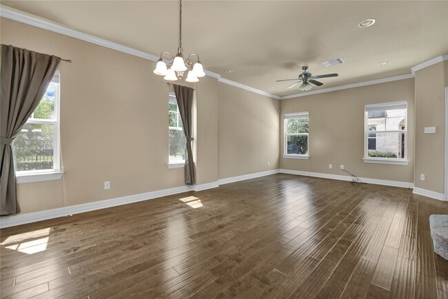 Photo - 4827 Hardy St