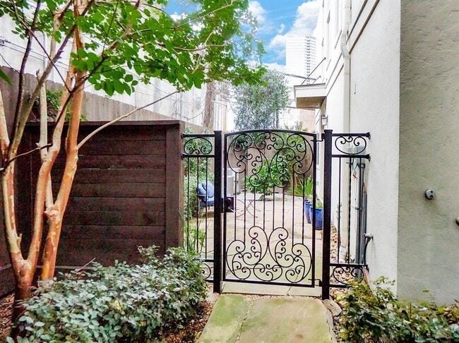 Photo - 1108 Peveto St