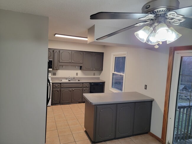 Photo - 2004 E Hughes Ave