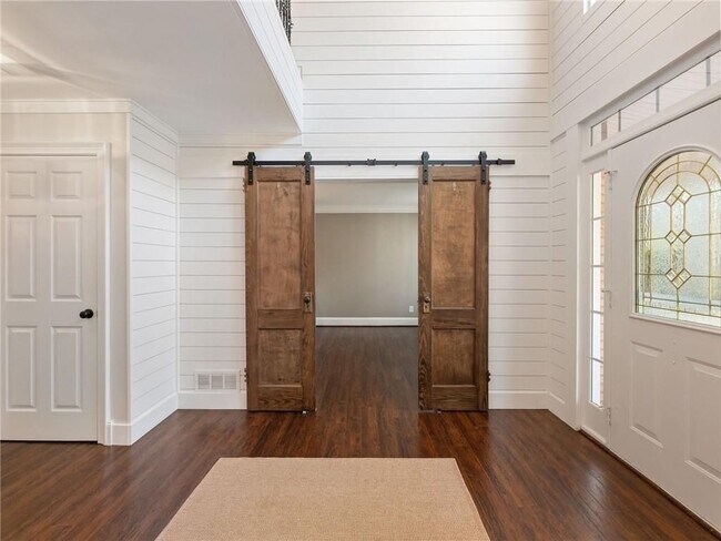 Photo - 3965 Hamilton View Way NE