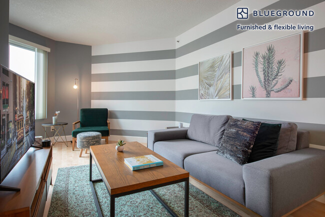 Building Photo - 240 Lombard St Rental
