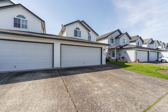 Photo - $500 Off Move In Special - Comfortable 3-B... Townhome