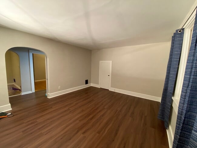 Sala de estar - 806 E 6th St