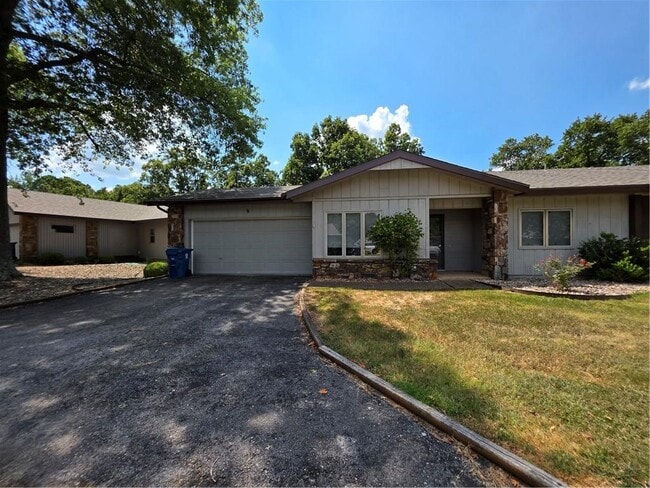 Building Photo - 9 Fairway Dr Rental