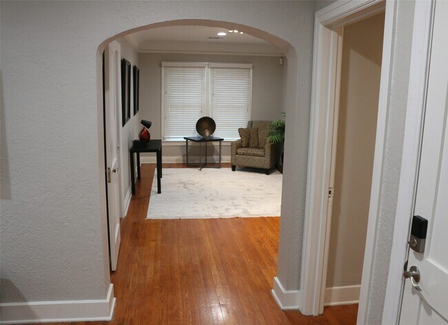 Building Photo - 2215 Hermann Dr Rental