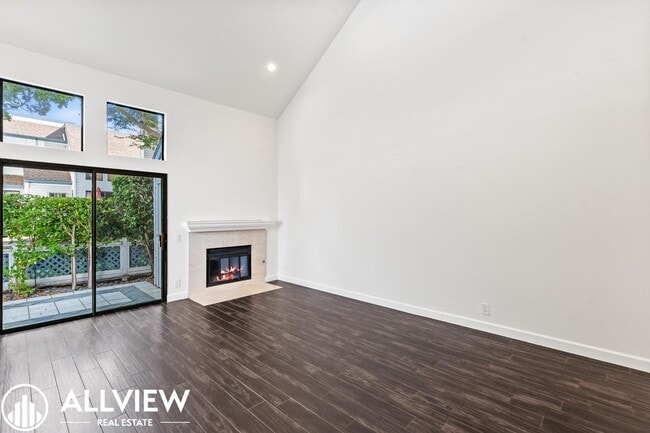 Building Photo - Beautifully Upgraded 2 Bed, 2 Bath + Den W... Rental