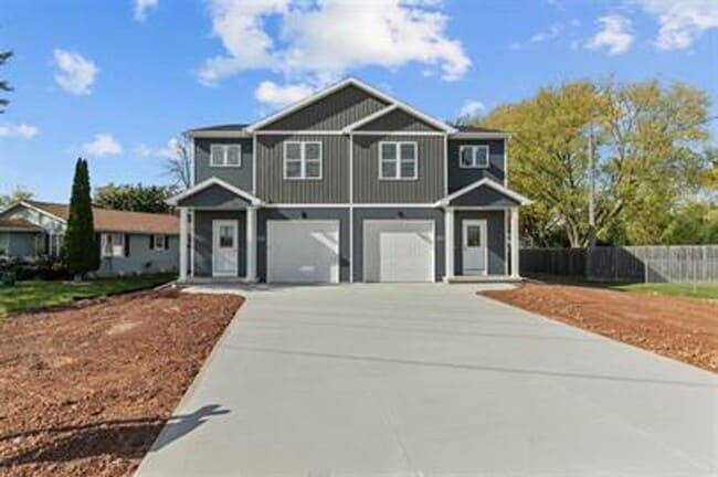 Building Photo - VIDEOTOUR: Newer Townhouse located in Neenah! PETS WELCOME